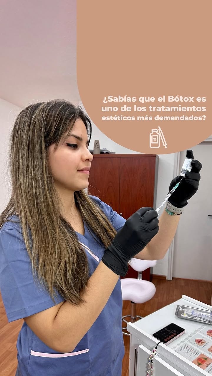 La doctora preparando una aplicación en su consultorio