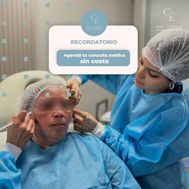 La doctora evaluando a una paciente en el consultorio